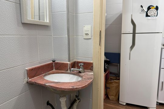 Banheiro de kitnet/studio para alugar com 1 quarto, 20m² em Boqueirão, Santos