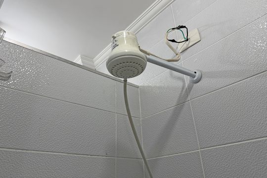 Banheiro de kitnet/studio para alugar com 1 quarto, 20m² em Boqueirão, Santos
