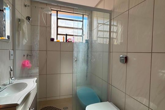 Banheiro de apartamento para alugar com 2 quartos, 62m² em Passo d’Areia, Porto Alegre