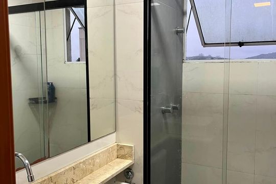 Banheiro de apartamento à venda com 2 quartos, 40m² em Vila Nova, Porto Alegre
