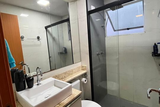 Banheiro de apartamento à venda com 2 quartos, 40m² em Vila Nova, Porto Alegre