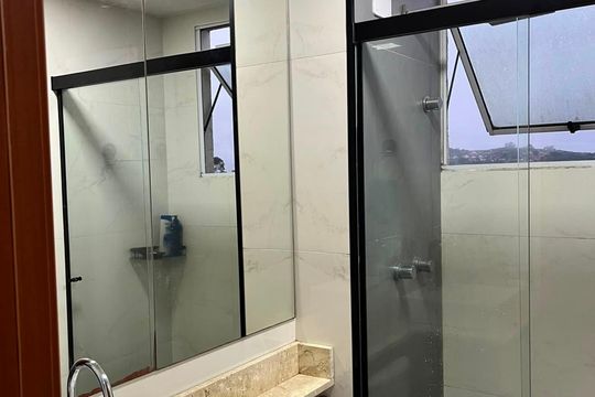 Banheiro de apartamento à venda com 2 quartos, 40m² em Vila Nova, Porto Alegre