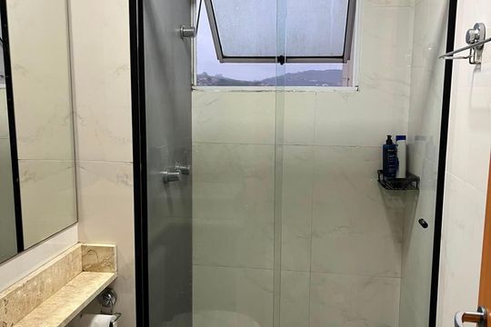 Banheiro de apartamento à venda com 2 quartos, 40m² em Vila Nova, Porto Alegre
