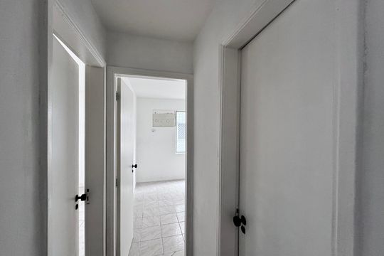 Corredor de apartamento para alugar com 3 quartos, 81m² em Recreio dos Bandeirantes, Rio de Janeiro