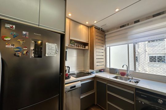 Cozinha de apartamento para alugar com 1 quarto, 50m² em Jardim Tupanci, Barueri