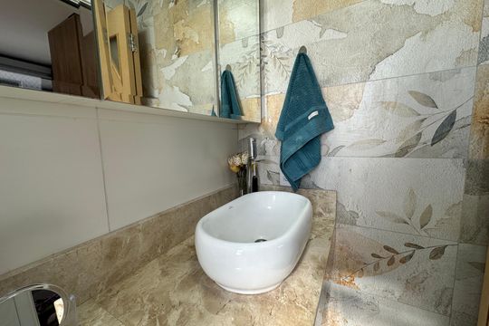 Banheiro de apartamento para alugar com 1 quarto, 50m² em Jardim Tupanci, Barueri