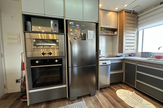 Cozinha de apartamento para alugar com 1 quarto, 50m² em Jardim Tupanci, Barueri