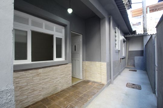 Fachada de casa para alugar com 1 quarto, 76m² em Taquara, Rio de Janeiro