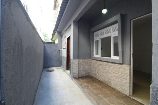 Fachada de casa para alugar com 1 quarto, 76m² em Taquara, Rio de Janeiro