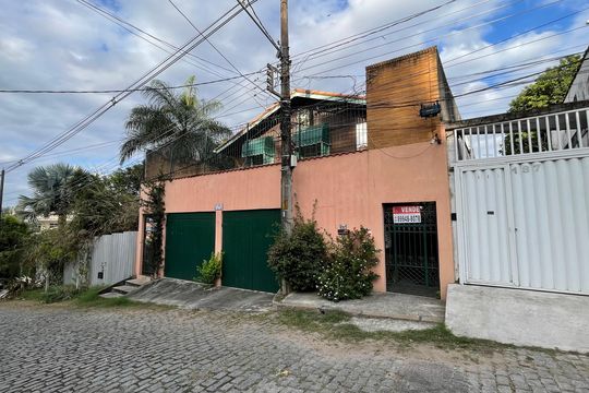 Fachada de casa à venda com 3 quartos, 179m² em Freguesia (ilha do Governador), Rio de Janeiro