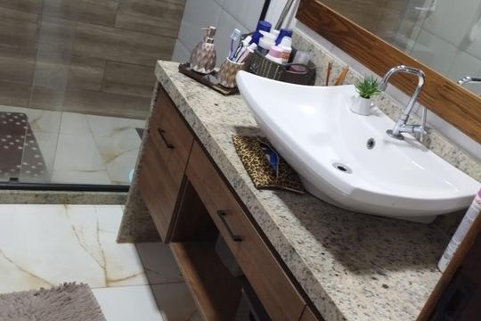 Banheiro de casa à venda com 3 quartos, 110m² em Matapaca, Niterói