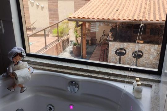 Banheiro de casa à venda com 3 quartos, 110m² em Matapaca, Niterói