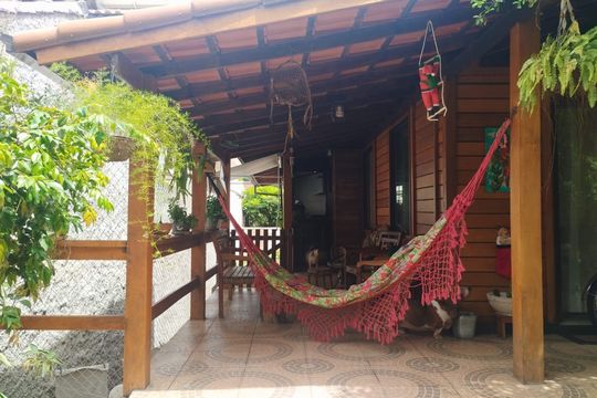 Área externa de casa à venda com 3 quartos, 110m² em Matapaca, Niterói