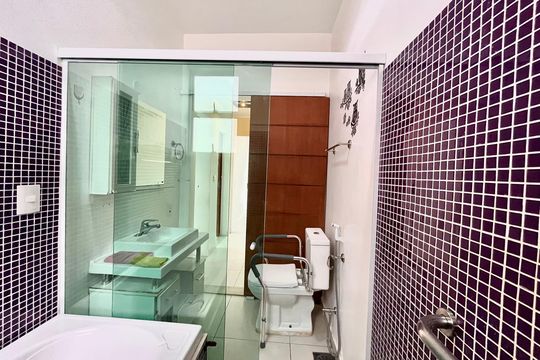 Banheiro de apartamento à venda com 3 quartos, 89m² em Leme, Rio de Janeiro
