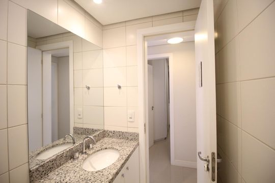 Banheiro de apartamento para alugar com 2 quartos, 65m² em Passo D’areia, Porto Alegre