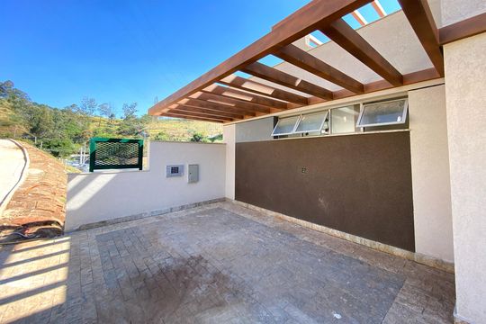 Fachada de casa de condomínio à venda com 3 quartos, 175m² em Buritis, Belo Horizonte