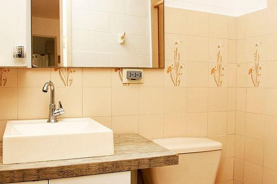 Banheiro de kitnet/studio para alugar com 1 quarto, 40m² em Santana, Porto Alegre