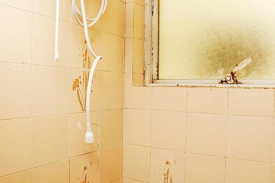 Banheiro de kitnet/studio para alugar com 1 quarto, 40m² em Santana, Porto Alegre