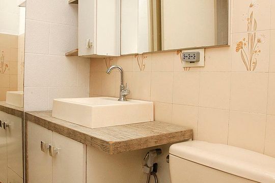 Banheiro de kitnet/studio para alugar com 1 quarto, 40m² em Santana, Porto Alegre