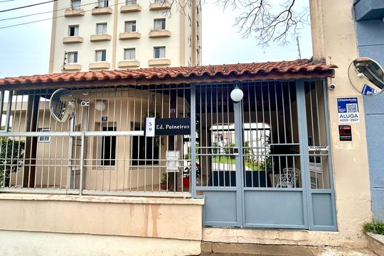 Placa instalada na fachada do imóvel de apartamento para alugar com 2 quartos, 130m² em Vila Milton, Guarulhos