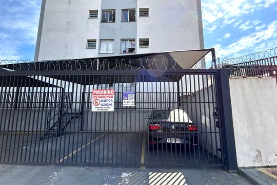 Placa instalada na fachada do imóvel  de apartamento para alugar com 2 quartos, 48m² em Jardim do Triunfo, Guarulhos