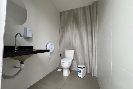 Área comum - banheiro de kitnet/studio para alugar com 1 quarto, 25m² em São Mateus, Juiz de Fora