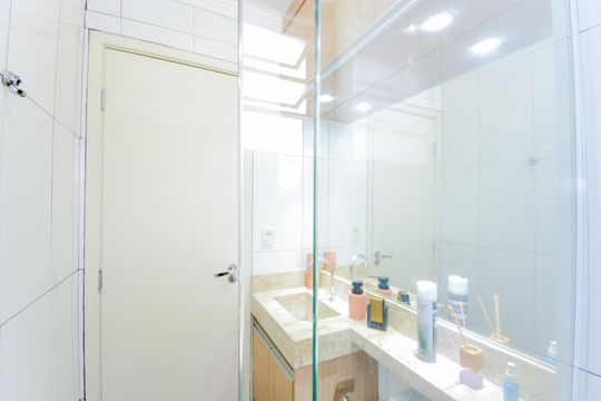 Banheiro de apartamento à venda com 2 quartos, 46m² em Vila Alzira, Guarulhos