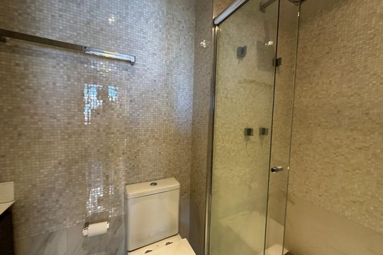 Banheiro da Suíte 1 de apartamento para alugar com 2 quartos, 84m² em Alphaville Industrial, Barueri