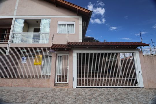 Fachada de casa à venda com 2 quartos, 77m² em Igara, Canoas