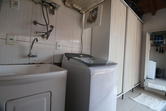 Lavanderia de casa à venda com 2 quartos, 77m² em Igara, Canoas