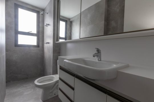Banheiro de apartamento à venda com 2 quartos, 62m² em Lourdes, Belo Horizonte