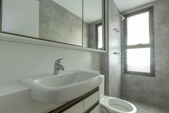 Banheiro de apartamento à venda com 2 quartos, 63m² em Lourdes, Belo Horizonte