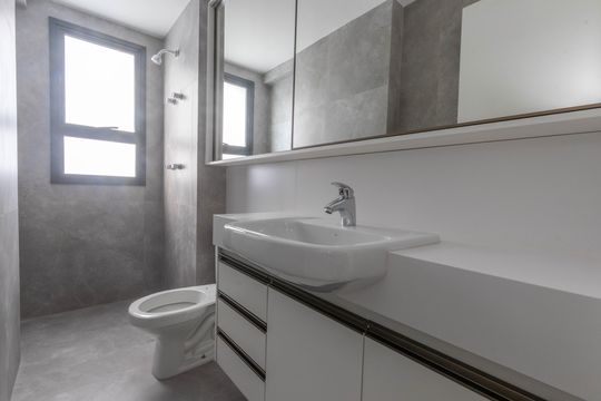 Banheiro de apartamento à venda com 2 quartos, 63m² em Lourdes, Belo Horizonte