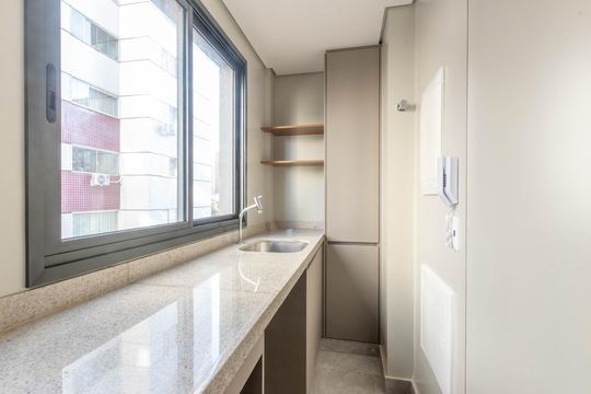 Cozinha de apartamento à venda com 2 quartos, 63m² em Lourdes, Belo Horizonte