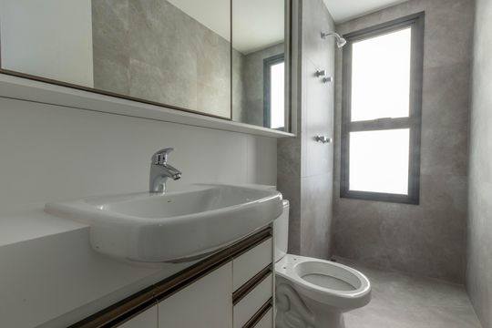 Banheiro de apartamento à venda com 2 quartos, 63m² em Lourdes, Belo Horizonte