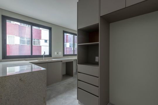 Cozinha de apartamento à venda com 2 quartos, 63m² em Lourdes, Belo Horizonte