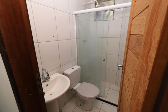 Banheiro social de casa para alugar com 2 quartos, 59m² em Cabula Vi, Salvador