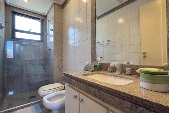 Banheiro da Suíte 2 de apartamento para alugar com 4 quartos, 280m² em Lourdes, Belo Horizonte