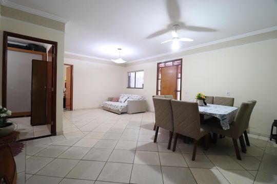 Casa para alugar com 4 quartos, 243m² em Marta Helena, Uberlândia