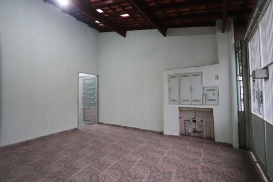 Garagem de casa à venda com 2 quartos, 120m² em Jardim Guairaca, São Paulo