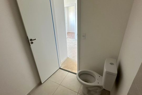 Banheiro de apartamento à venda com 2 quartos, 32m² em Parque Pan Americano, São Paulo