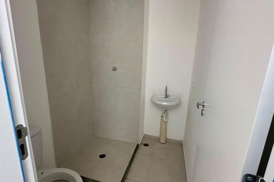 Banheiro de apartamento à venda com 2 quartos, 32m² em Parque Pan Americano, São Paulo