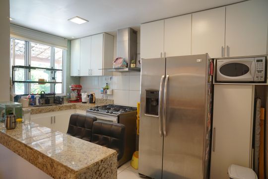 Cozinha de casa de condomínio para alugar com 2 quartos, 100m² em Pindobas, Maricá