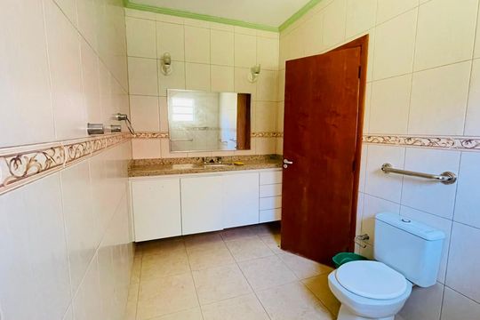 Banheiro suíte de casa de condomínio para alugar com 5 quartos, 470m² em Bosque dos Pereiras, Cotia