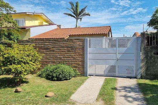 Fachada de casa para alugar com 2 quartos, 300m² em Ponta Grossa, Porto Alegre