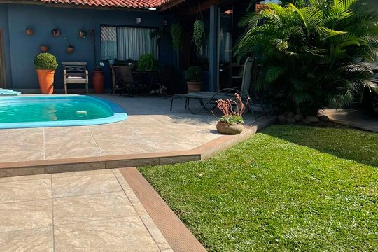 Área externa de casa para alugar com 2 quartos, 300m² em Ponta Grossa, Porto Alegre