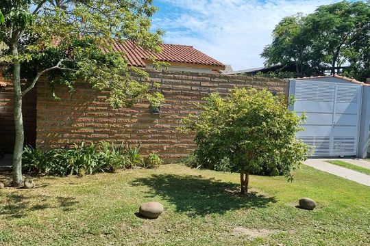 Área externa de casa para alugar com 2 quartos, 300m² em Ponta Grossa, Porto Alegre