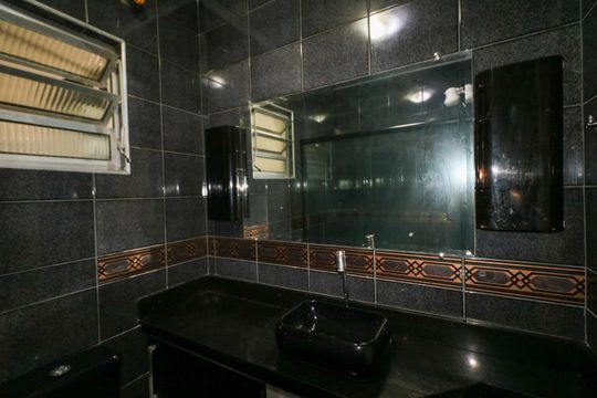 Banheiro de casa para alugar com 3 quartos, 100m² em Taboão, Diadema