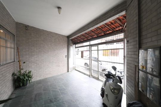 Garagem de casa para alugar com 3 quartos, 100m² em Taboão, Diadema