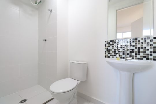 Banheiro de apartamento para alugar com 1 quarto, 25m² em Parque Industrial Tomas Edson, São Paulo